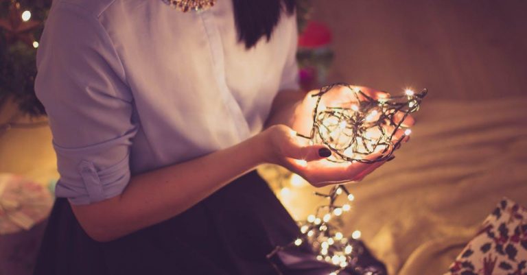 Julelys og Dekorationer: Hvordan man Skaber en Festlig Stemning i Haven